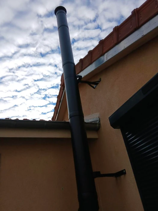 Façade extérieure d'une maison méditerranéenne en crépi ocre, vue en contre-plongée