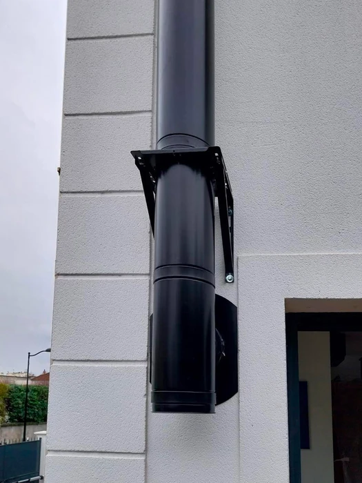 Façade extérieure d'un bâtiment moderne en crépi blanc