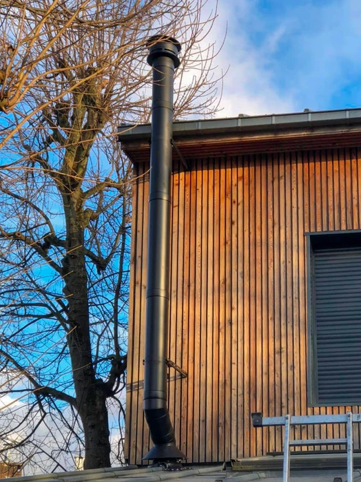 Façade extérieure en bois naturel vertical, éclairée par une lumière dorée
