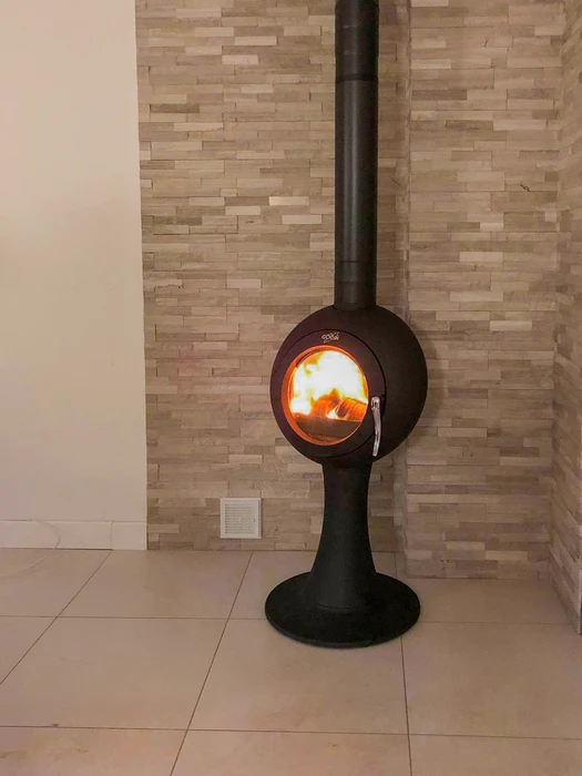 Façade extérieure d'un bâtiment résidentiel, installation d'un conduit de fumée en inox double paroi fixé en applique