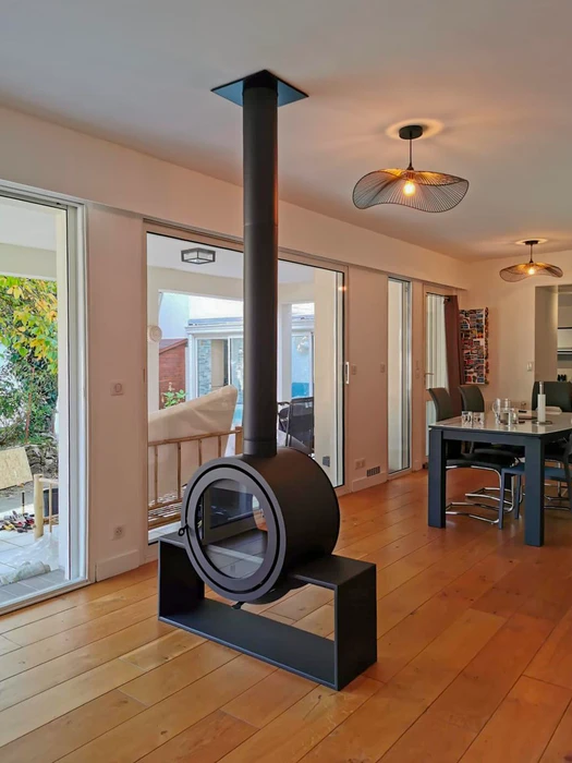 Façade extérieure d'un bâtiment résidentiel, installation d'un conduit de fumée en inox double paroi fixé en applique