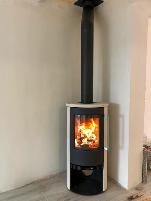 Façade extérieure d'un bâtiment résidentiel, installation d'un conduit de fumée en inox double paroi fixé en applique