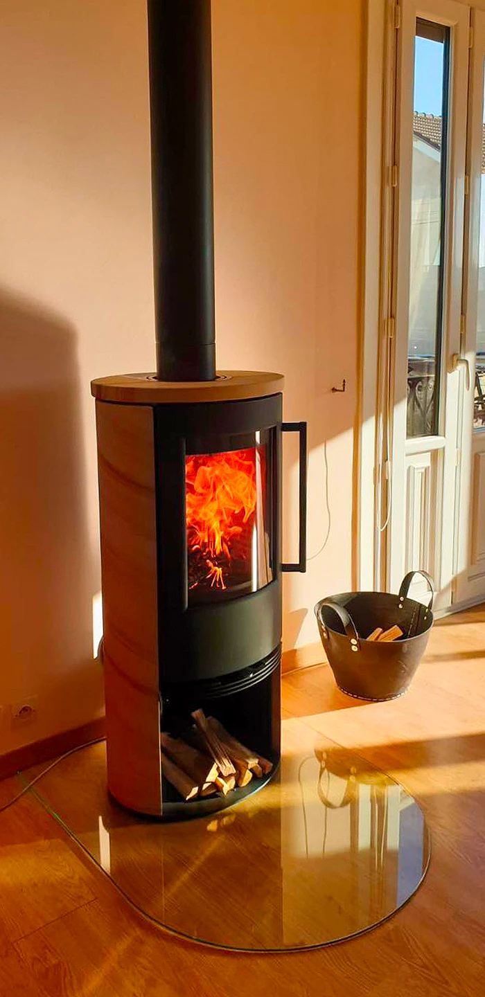 Façade extérieure d'un bâtiment résidentiel, installation d'un conduit de fumée en inox double paroi fixé en applique