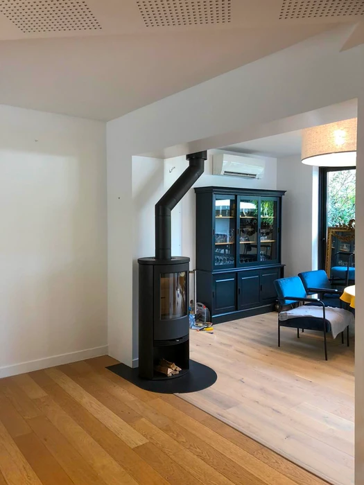 Façade extérieure d'un bâtiment résidentiel, installation d'un conduit de fumée en inox double paroi fixé en applique