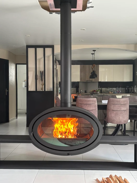 Façade extérieure d'un bâtiment résidentiel, installation d'un conduit de fumée en inox double paroi fixé en applique