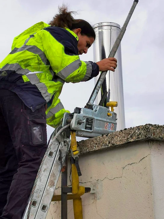 Intérieur moderne avec poêle à granulés en fonctionnement, flammes visibles dans le foyer vitré