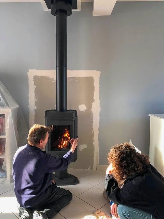 Façade extérieure d'un bâtiment résidentiel, installation d'un conduit de fumée en inox double paroi fixé en applique