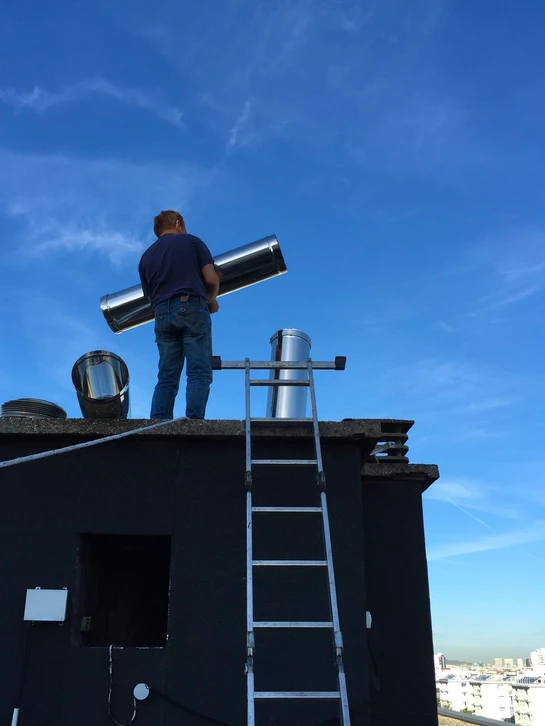 Intérieur résidentiel avec poêle à granulés moderne en fonctionnement, flammes visibles dans le foyer vitré