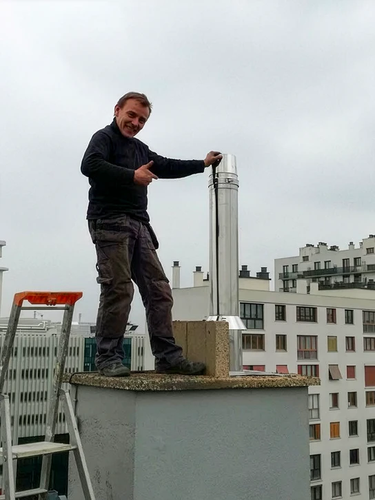 Intérieur domestique, personne alimentant un poêle à bois avec des bûches