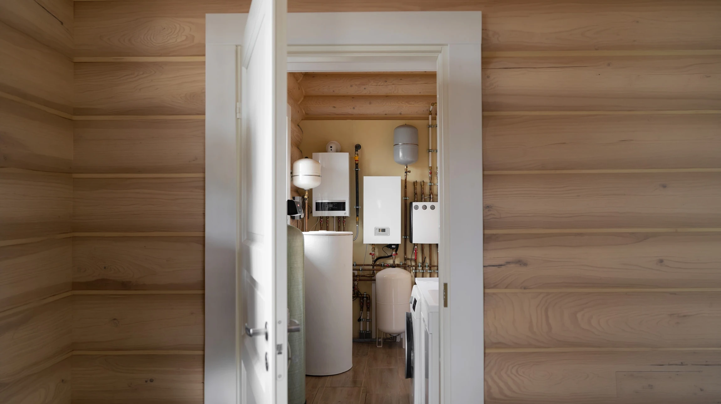 Intérieur d'habitation, technicien en plomberie intervenant sur installation de chauffage